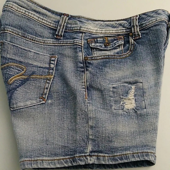 CATO DISTRESSED DENIM 5 POCKET 3" STRETCH MIDRISE JEAN SHORTS - Picture 5 of 5